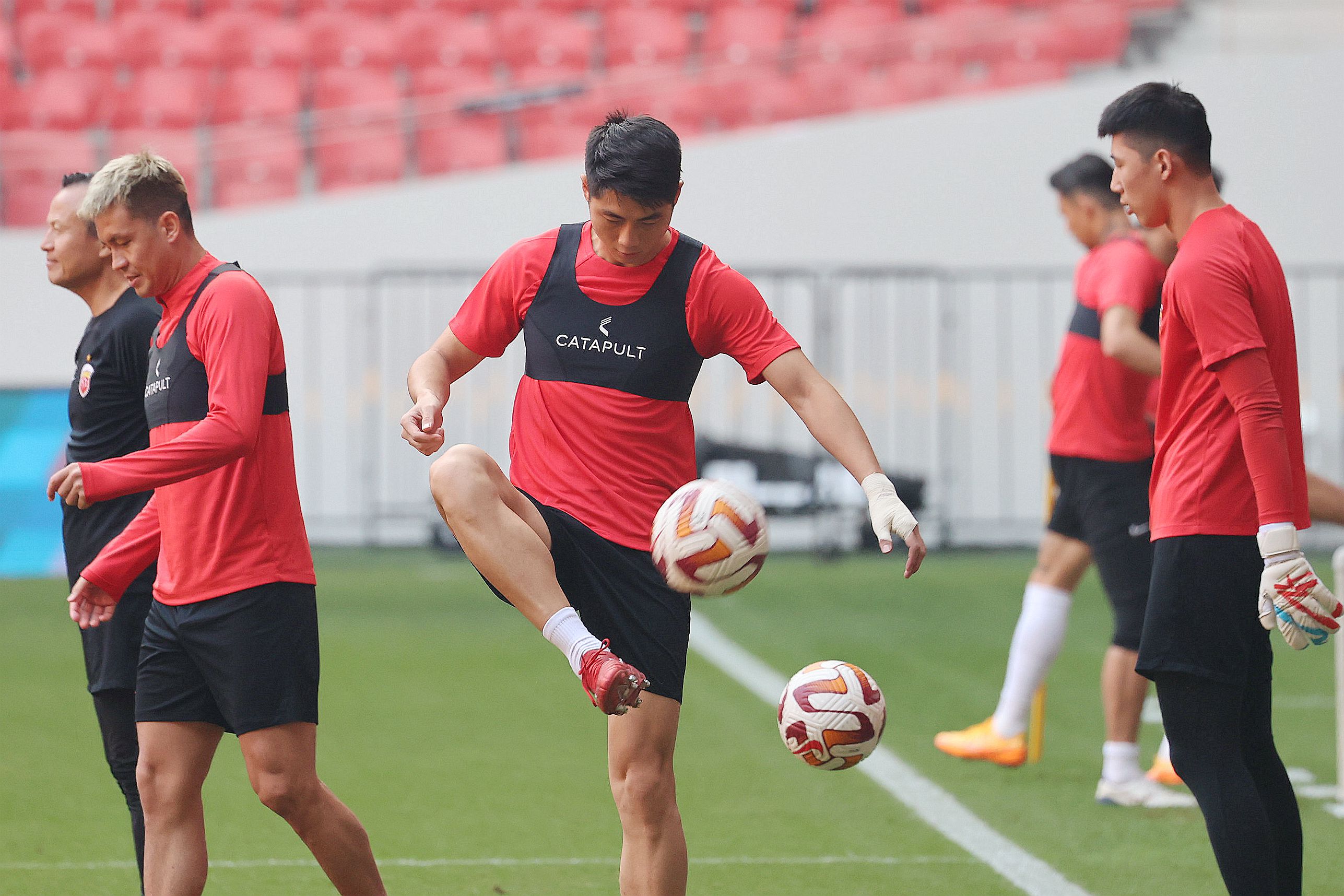 多米体育包含国际比赛日上海海港调整名单以备欧篮联，更衣室发声环节打磨，管理层满意，训练强度明显提升的词条